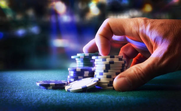 Meja Caribbean Stud Poker dengan dealer profesional